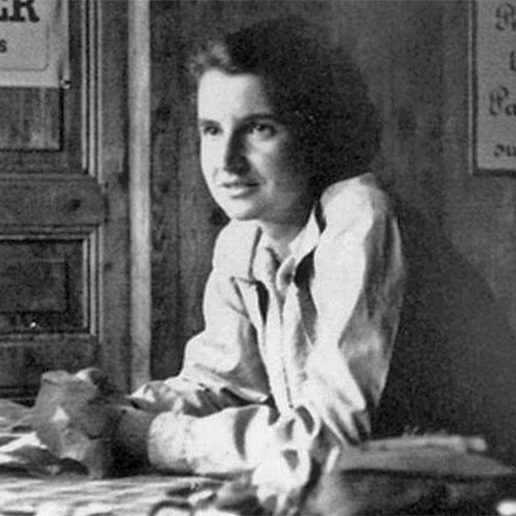 Von CSHL, derivative work Lämpel - https://www.cshl.edu/archives-blog/rosalind-franklin-would-be-100-years-old-today/, CC BY-SA 4.0, https://commons.wikimedia.org/w/index.php?curid=132409221